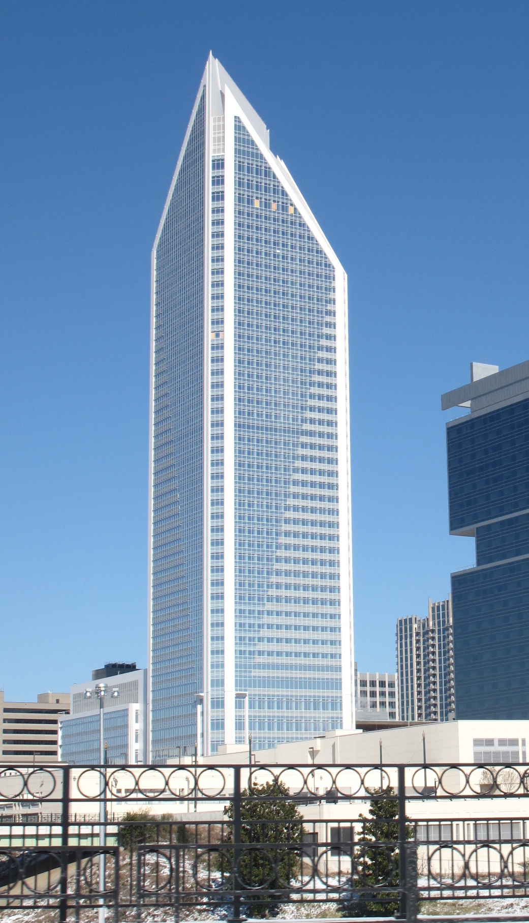 Obr. 1 Duke Energy Center